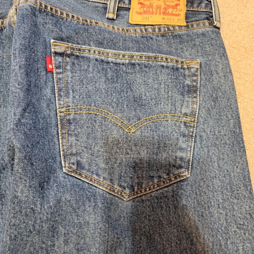 Levi's 501 Button Fly Medium Wash Mens Jeans Straight Leg‎ Size 42w/in30